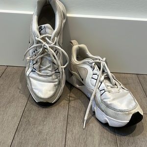 NIKE Sneakers - Size 10 - Have marks but overall good condition!
